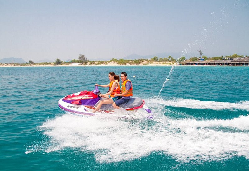 Tham gia lướt cano tốc độ cao