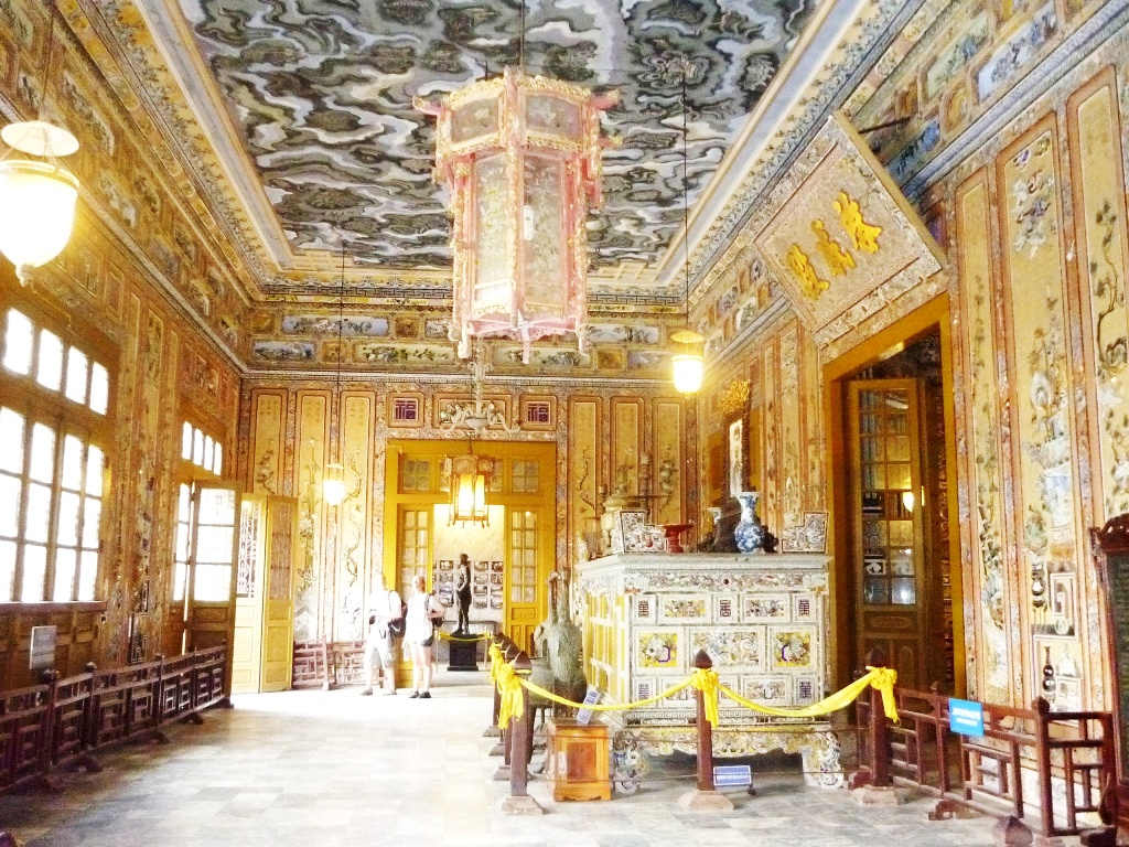 Nghệ thuật ghép sành sứ tại Khải Định lăng