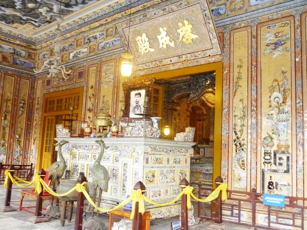 Án thờ vua Khải Định trong điện Khải Thành