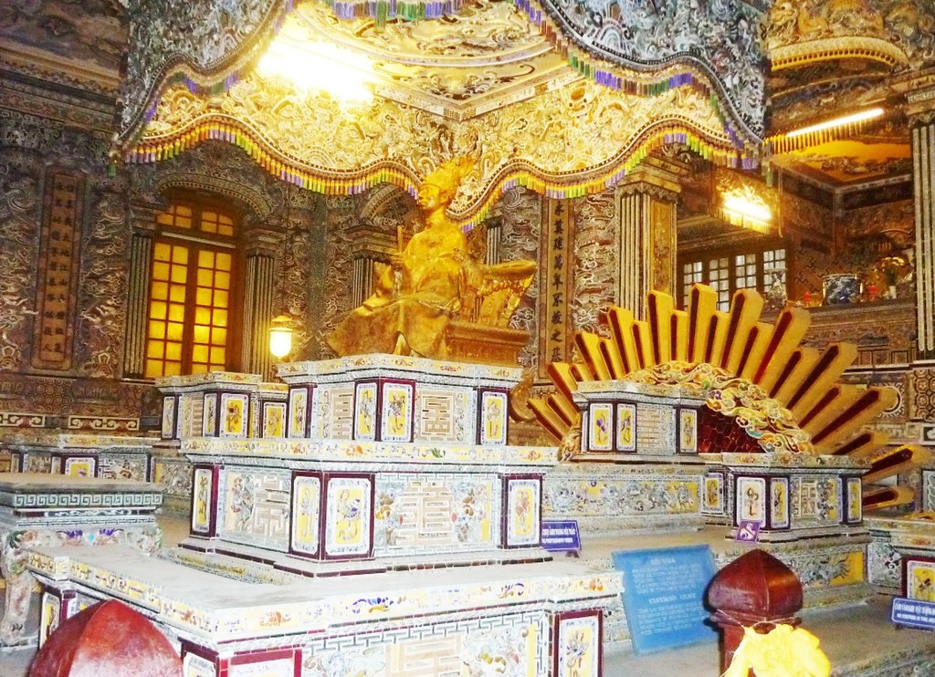 Bửu tán, tượng nhà vua ở trên và mộ phần ở dưới trong cung Thiên Định