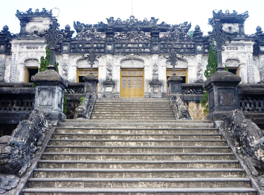 Mặt tiền điện Khải Thành