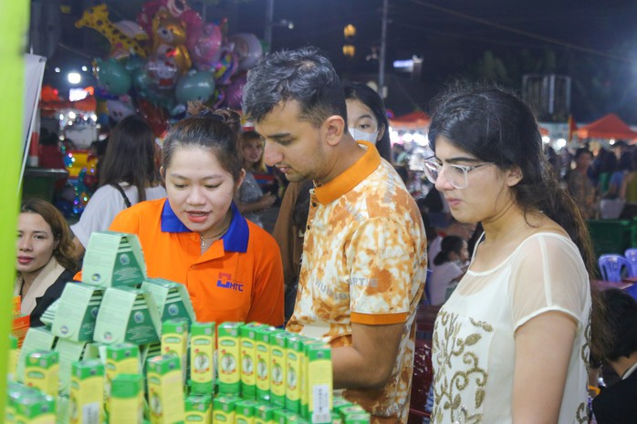 Chợ đêm Đà Nẵng, có cụm gian hàng lần đầu xuất hiện - Ảnh 2.